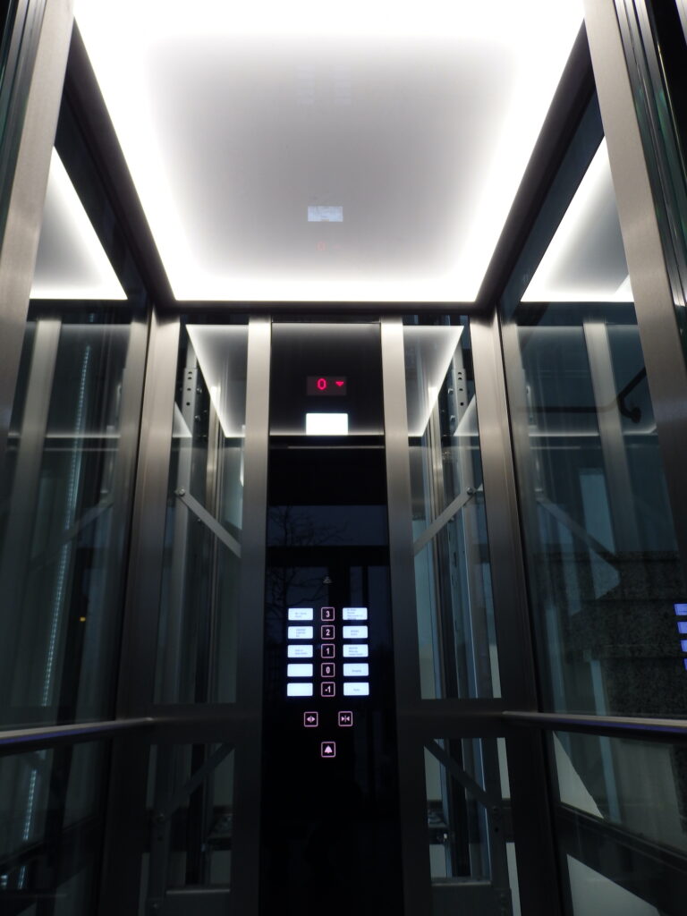 Standardaufzug Taster 768x1024